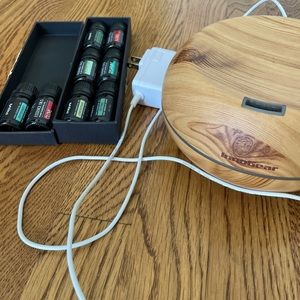 Innogear diffuser with 8 essential oils- EVERYTHING MUST GO! Add to Bundle!